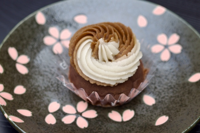 黒いお皿にのったココア味のおはぎ