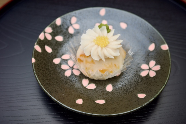 黒いお皿にのった白いフラワーおはぎ