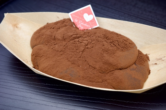 木の小皿にのったココアのわらび餅