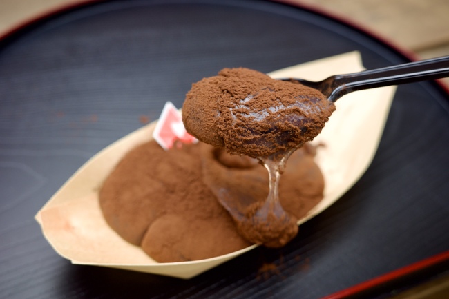 スプーンにのったココアのわらび餅