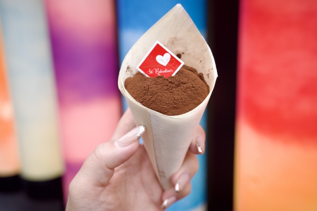 手に持ったココア味のわらび餅