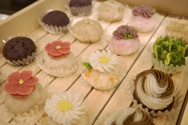 木箱に入ったフラワーおはぎ