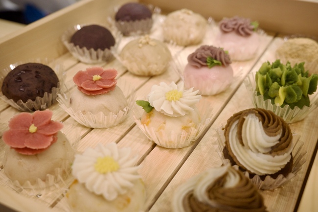 木箱に入ったフラワーおはぎ