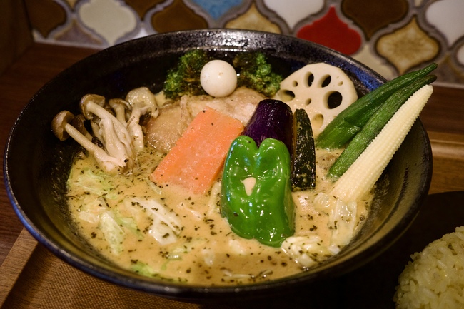 黒いお皿にのったスープカリー