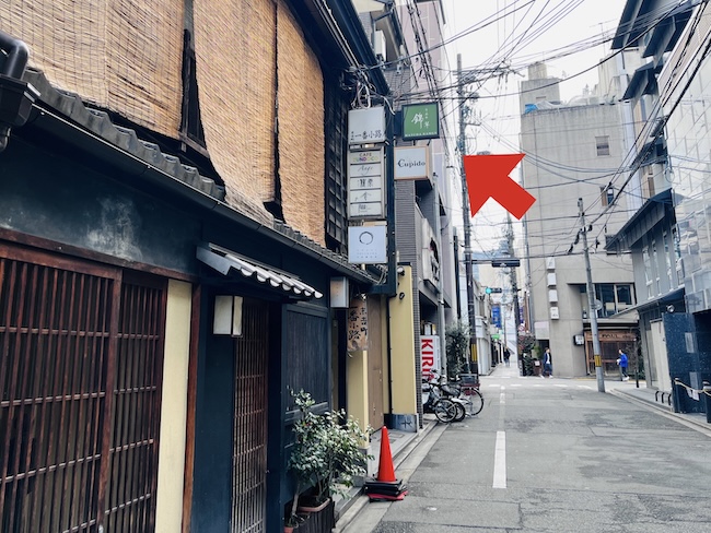 通りにある看板