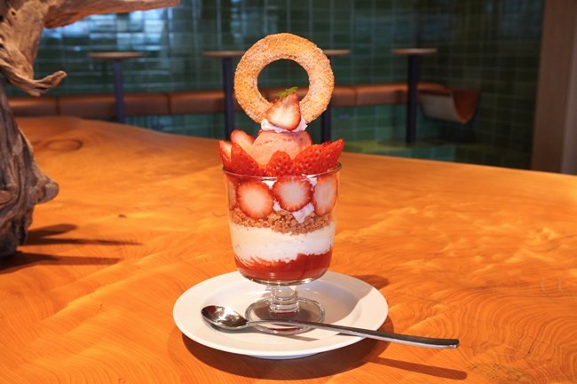 アトリエ京ばあむ内京ばあむカフェのいちごパフェ