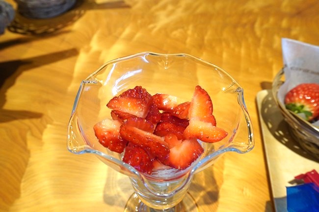カットしたいちごとパフェグラス
