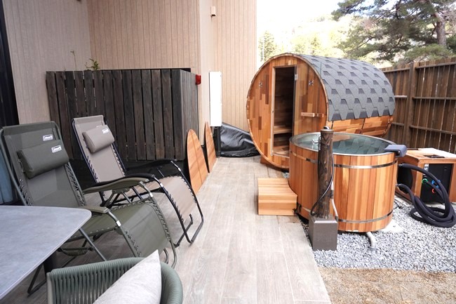ヴィラサウナのバレルサウナと水風呂、チェア