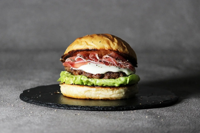 生ハムと北海道クワトロチーズのハンバーガー