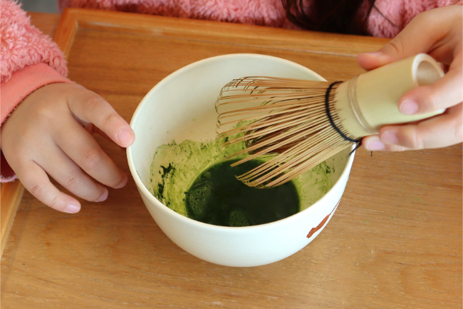 抹茶が玉にならないよう水を入れているところ