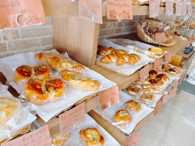 種類豊富なパンが並ぶ棚