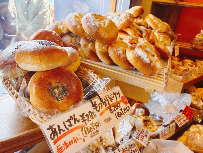 棚に並んだパン