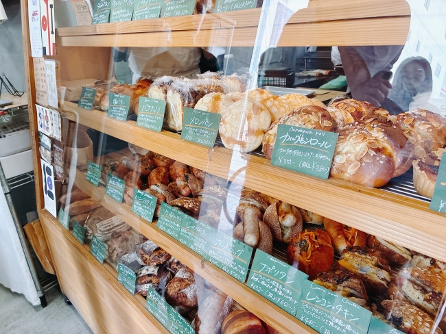 ショーケースに並んだパン