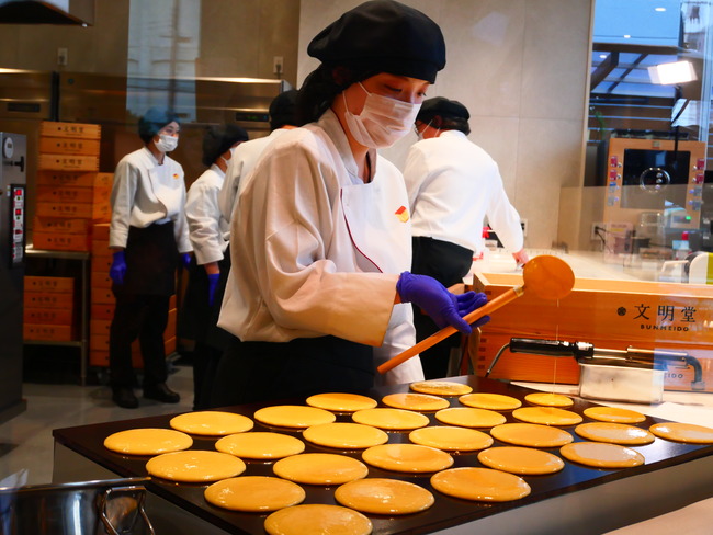「文明堂 伏見カステラ工房」どら焼きつくり