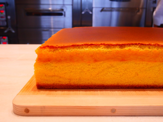 「文明堂 伏見カステラ工房」釜だしカステラ断面