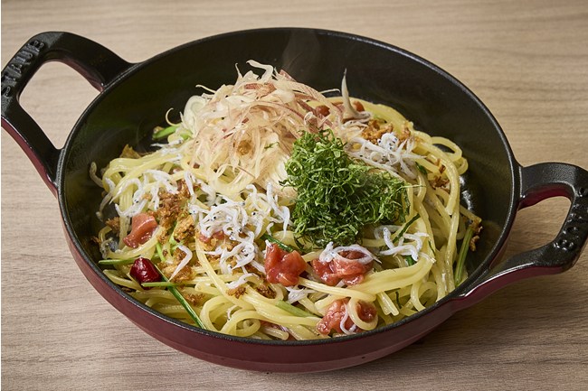 アソボーノの焼きパスタの釜揚げしらすと南高梅のペペロンチーノ