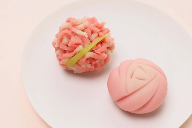 左：きんとん〈ありがとう〉　右：練り切り〈思いやり〉