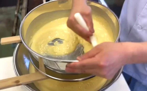 なめらか食感に欠かせない裏ごし作業